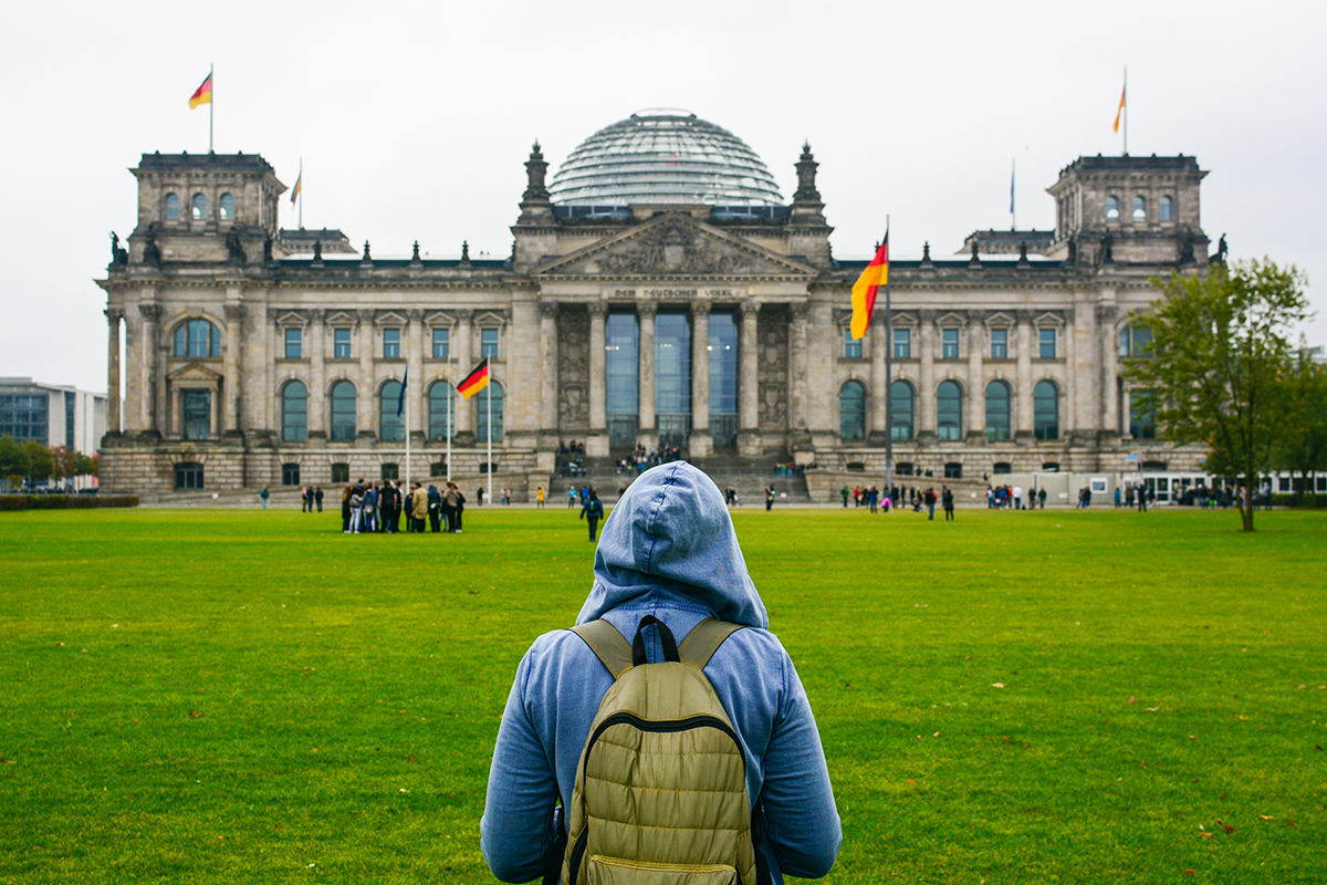 Etudiant devant le Reichstag à Berlin, Allemagne