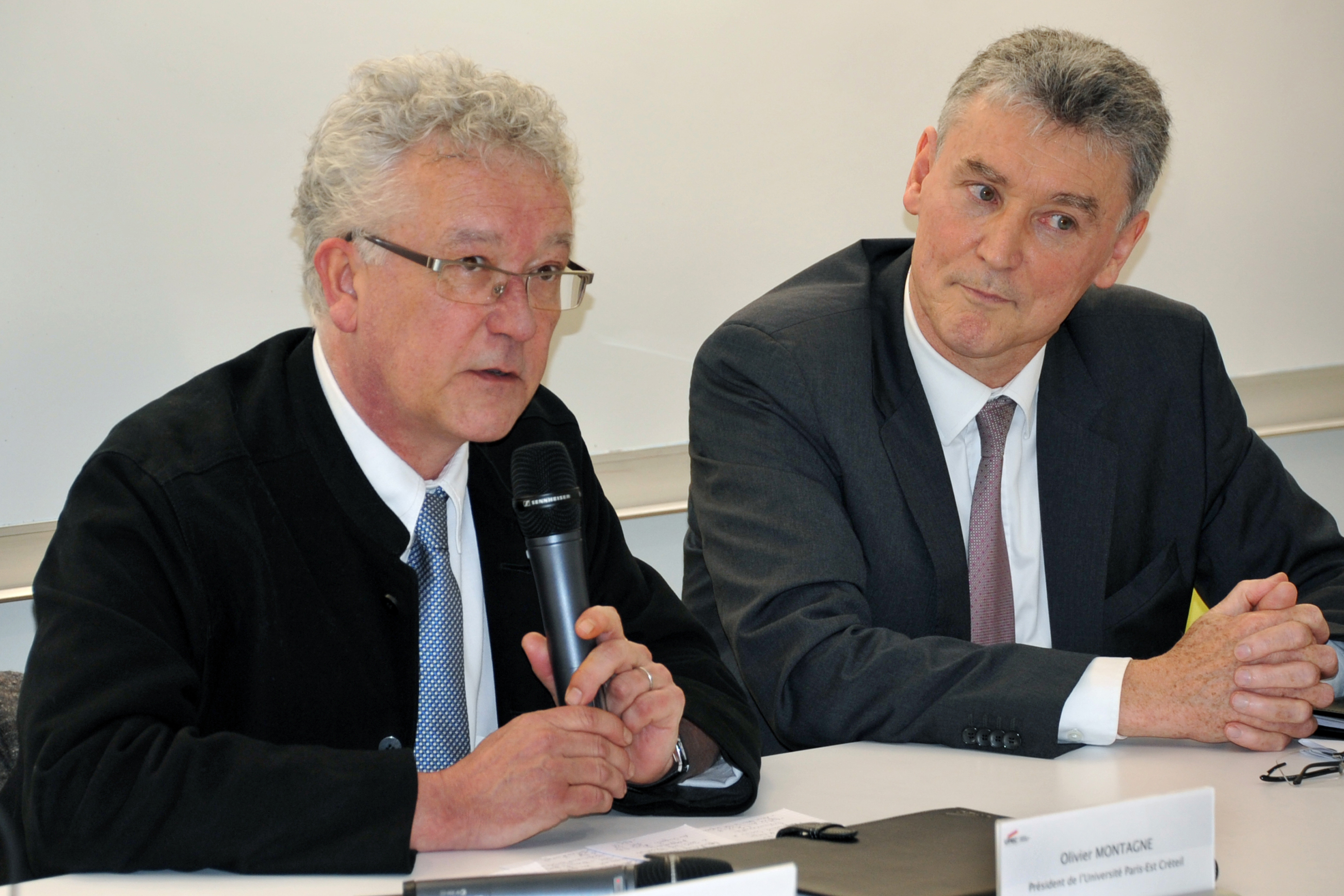 Signature de la convention UPEC / BNP Paribas par Olivier Montagne, Président de l’UPEC, et Serge Chevrier, Directeur adjoint des ressources humaines du Groupe BNP Paribas